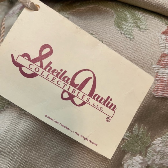 Sheila Devlin gold Silk Tapestry with tassels. Great runner for the holidays - Picture 2 of 6